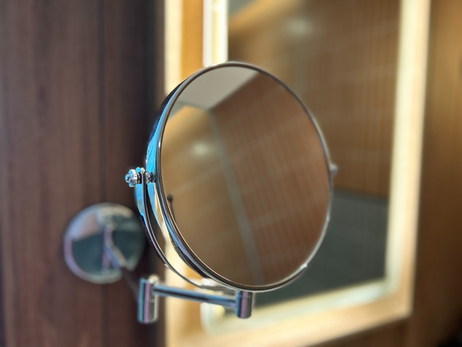 Magnifying mirror