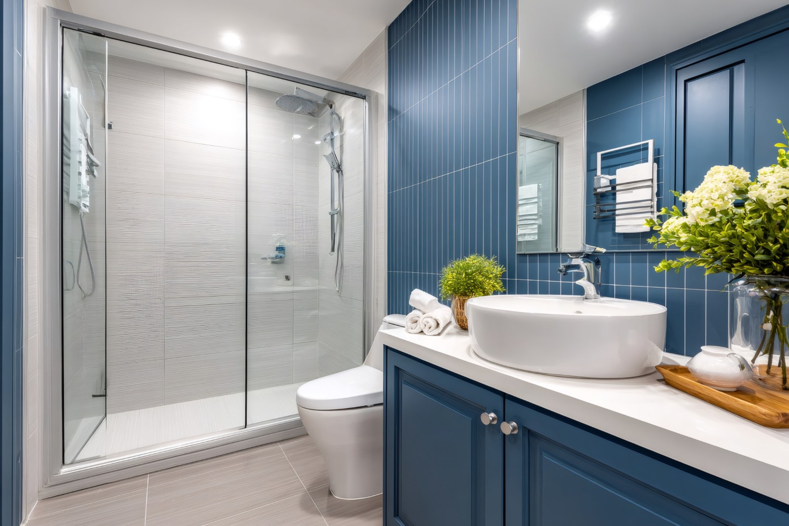 Baño con pared azul marino y acabados cuidados
