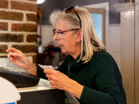 Magda aan de kassa
