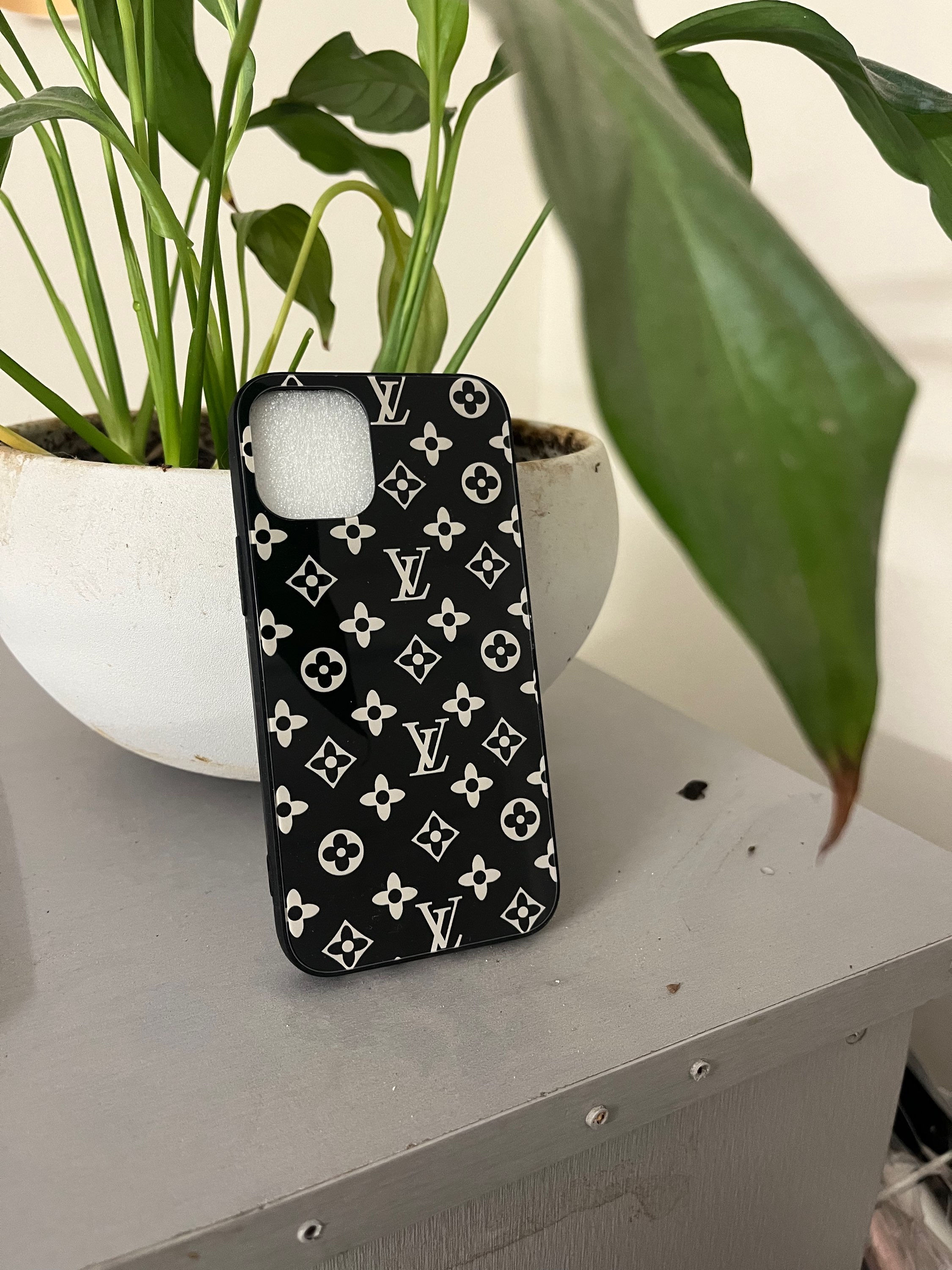  מגן לאייפון דגם  לואי ויטון שחור