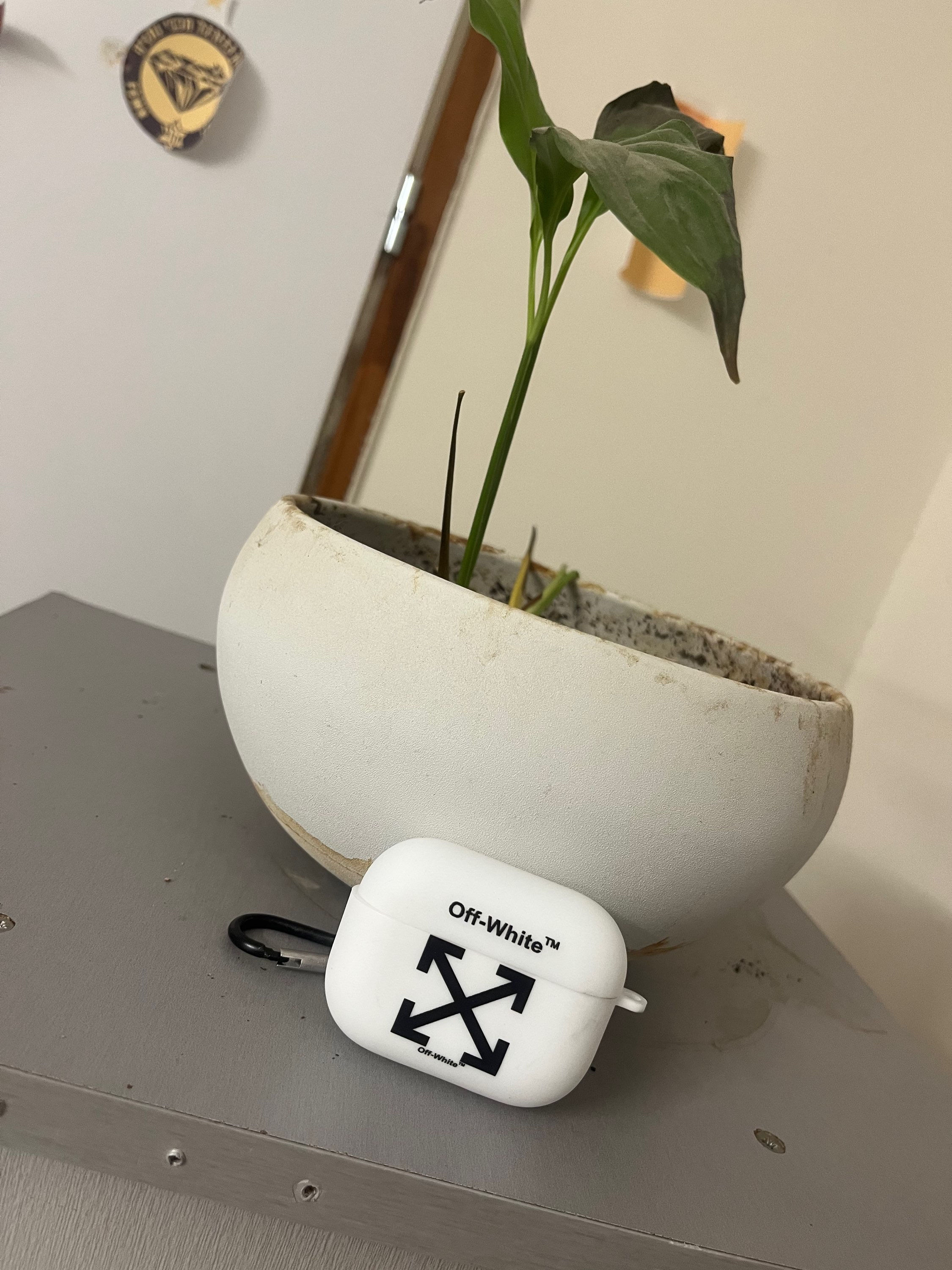 מגן לארפודס אוף יואט לבן 