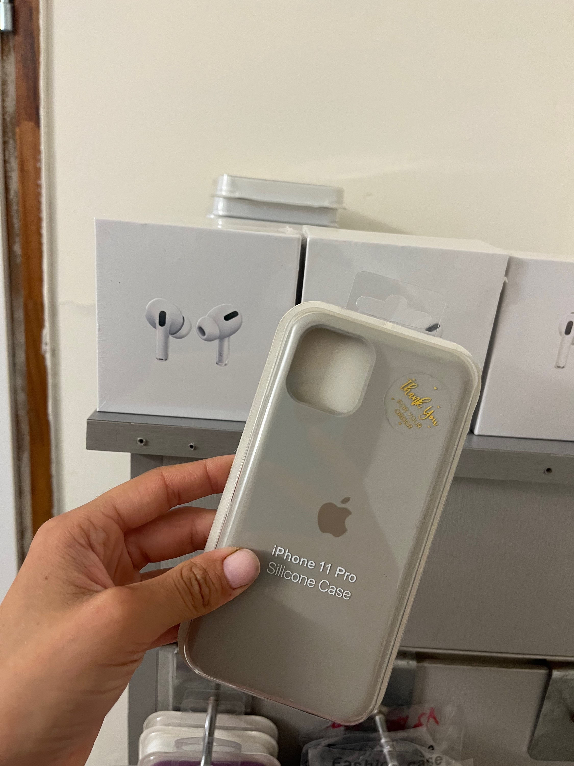 אפל קייס אפור