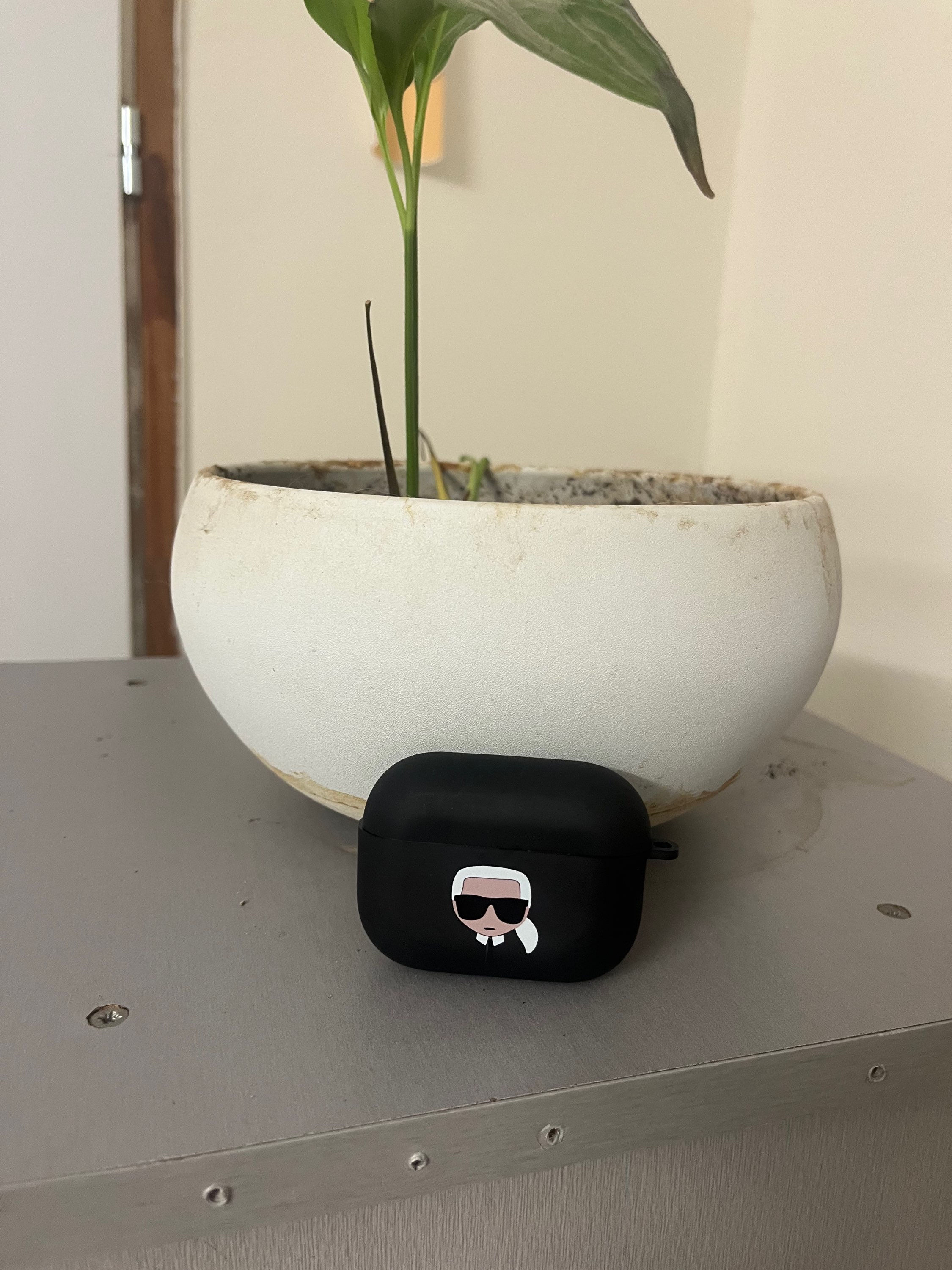 מגן ארפודס קרל שחור