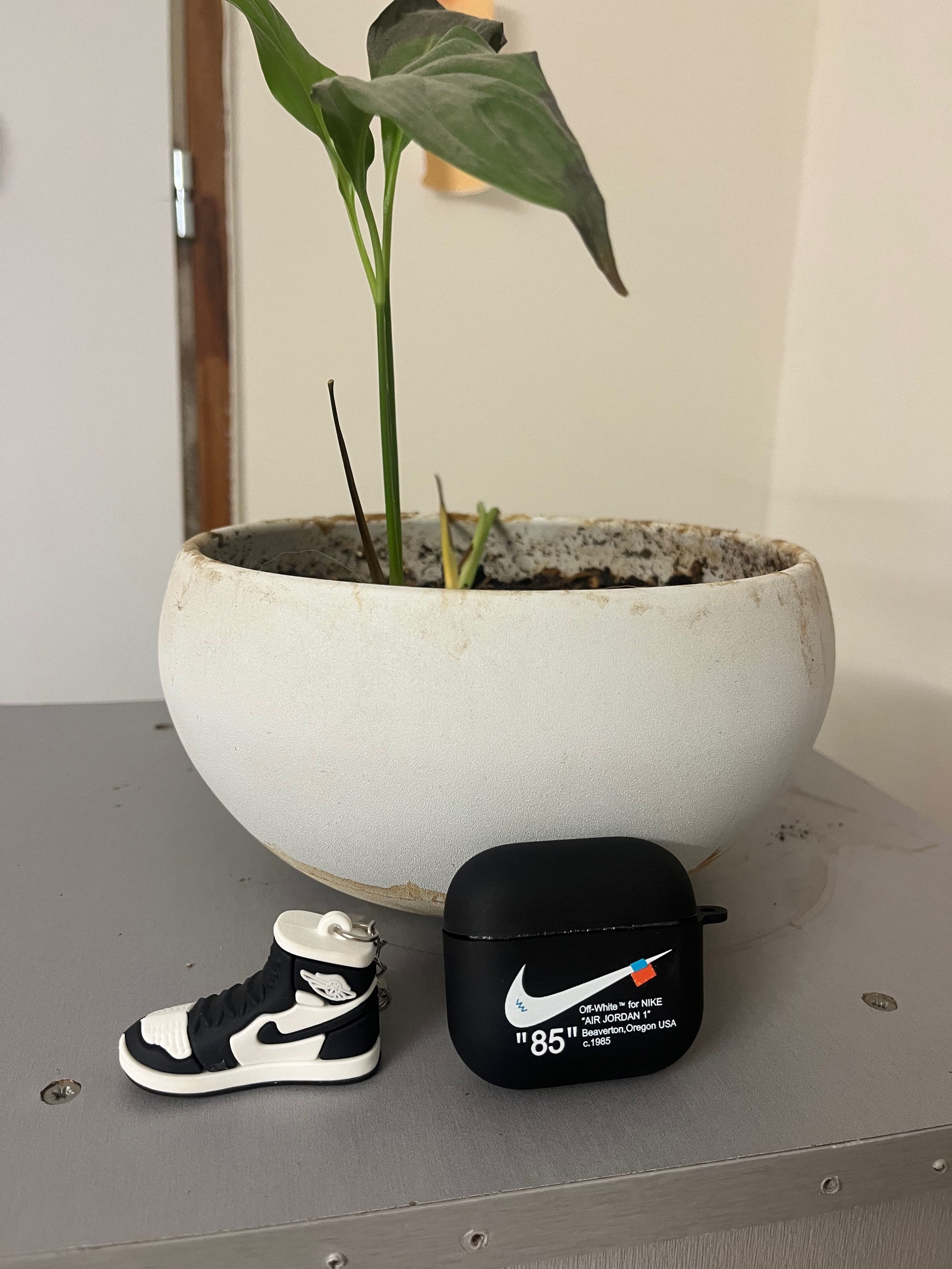 מגן ארפודס נייק שחור כולל נעל 