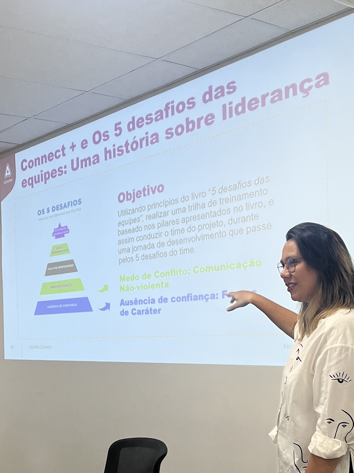 Airyn apresenta uma atividade sobre liderança e desafios das equipes