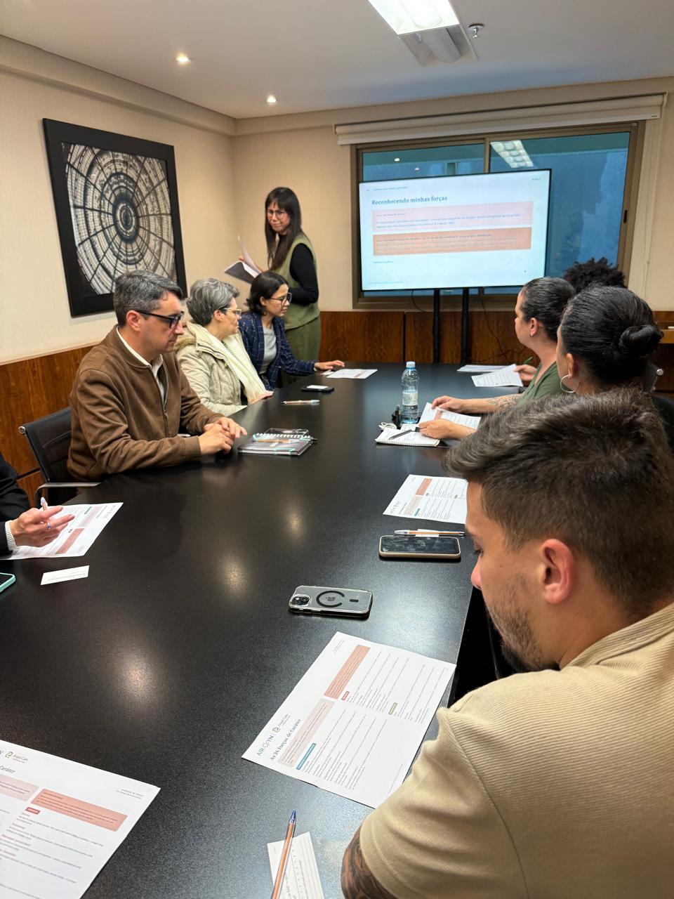 Participantes trocam ideias e realizam exercícios durante um treinamento da Airyn
