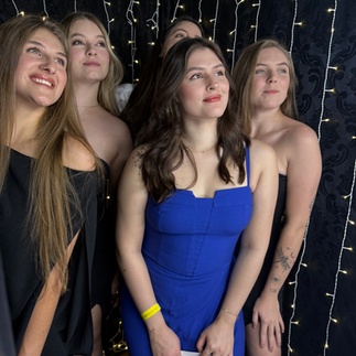 meninas na cabine de fotos