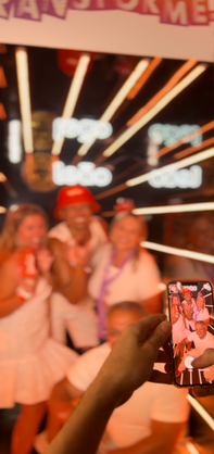 Grupo de amigos posando para foto em túnel de luzes LED