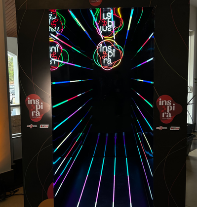 Tela LED vertical com túnel de luzes coloridas
