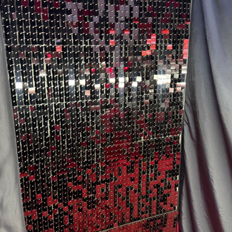 Painel Shimmer escuro com reflexos e tapete vermelho