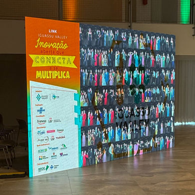 Painel mosaico de pessoas em evento.