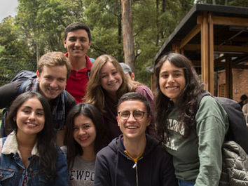 Estudiantes CENFORT en esparcimiento y compartir