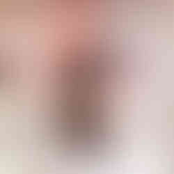 Chico joven caminando en un local moderno con luz natural y neones rosas