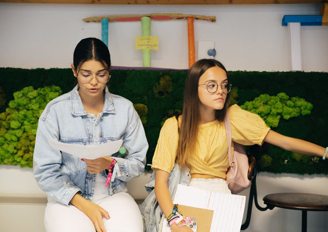 Representantes institucionales participando en una mesa redonda sobre derechos infantiles.
