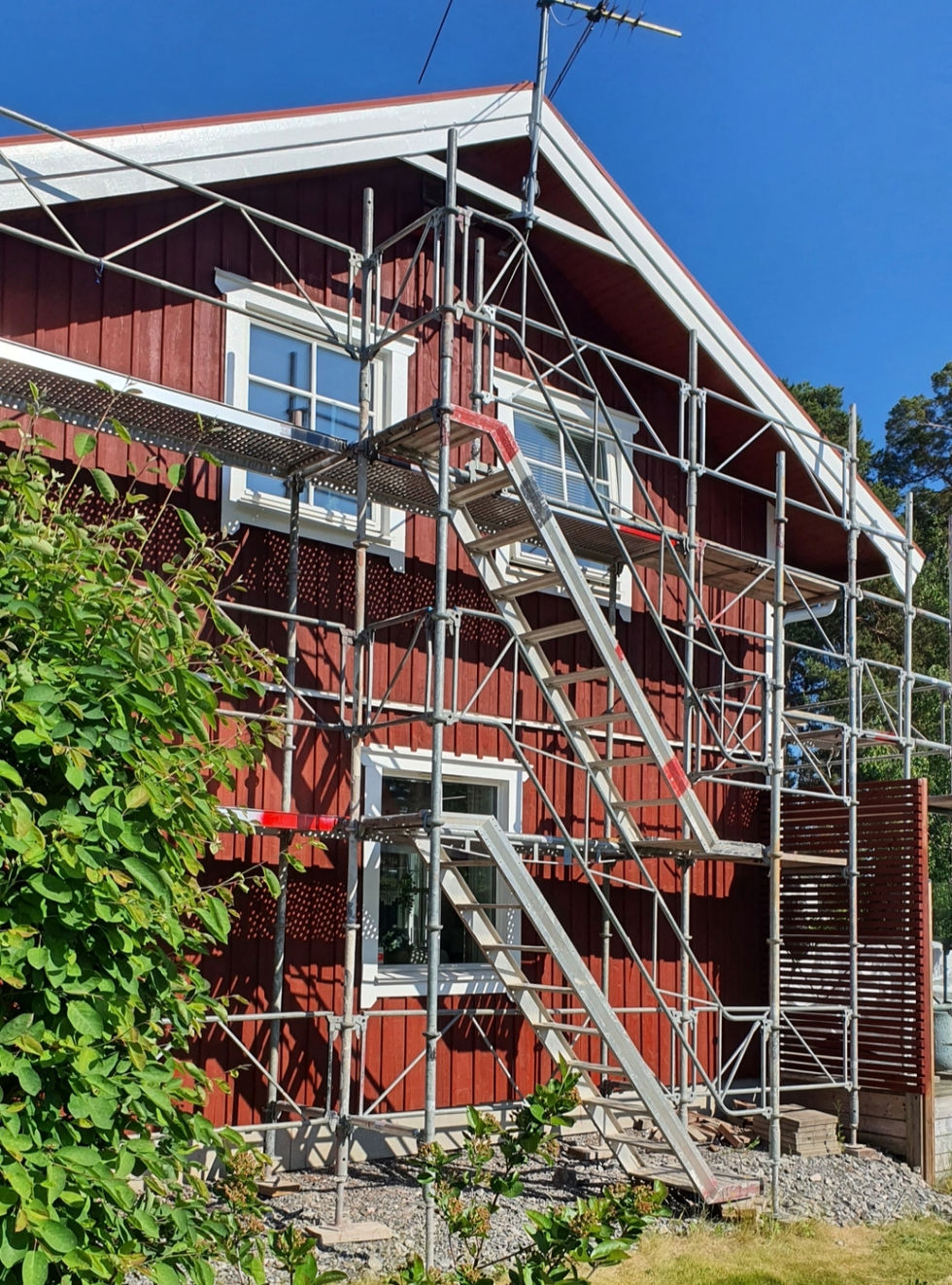 hus som håller på att målas