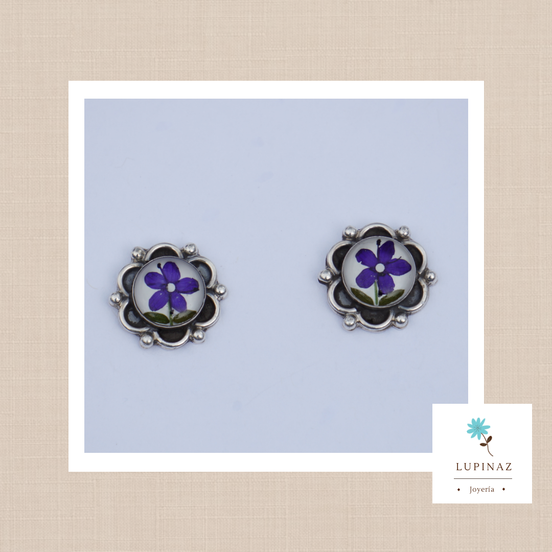 Arete flor posta en plata