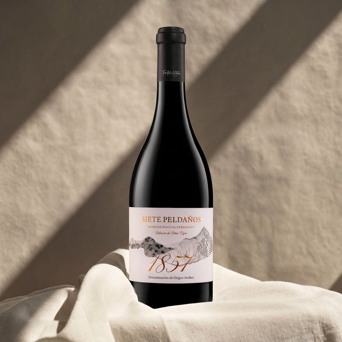 Detalle de la etiqueta del vino 1857 diseñada por Gloops para Siete Peldaños