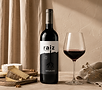 Diseño de packaging y etiqueta para un vino de entrada de gama con una identidad visual diferenciada.