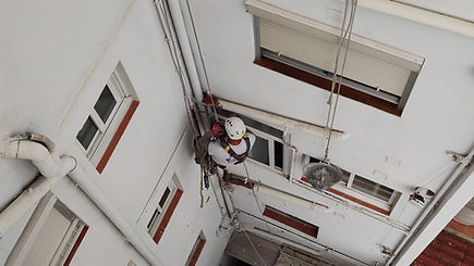 trabajos verticales, salida de humos, claraboyas, obra, decoración, fachadas, tejados, rehabilitación de fachadas, arreglo de tejados, obras en vilanova i la geltrú, obras en sitges, obras en el garraf, albañiles, obras sin andamios, andamios, sustitución de bajantes, humedades, arreglar humedades