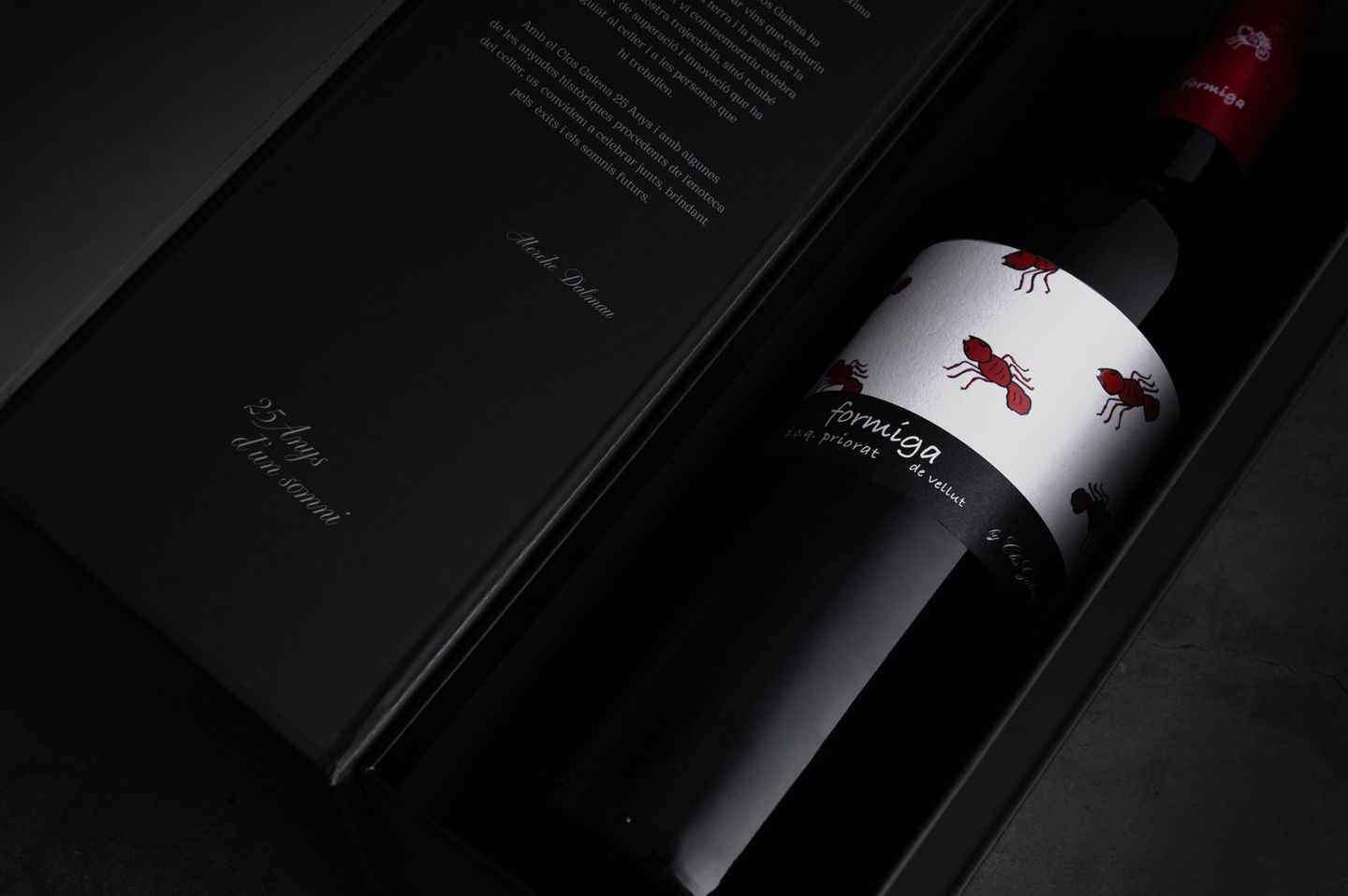 Estuche premium para vino con botella y diseño de packaging para Formiga realizado por Gloops para Clos Galena