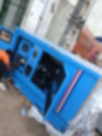 Technicien sur un groupe électrogène, Côte d'Ivoire.