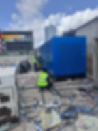 Techniciens d'entreprise installant un groupe électrogène