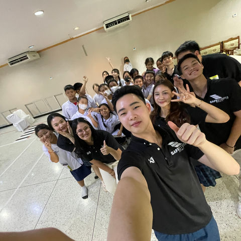 การสอนความปลอดภัยทางถนนให้กับเด็กๆ ที่โรงเรียนจินดาบำรุง