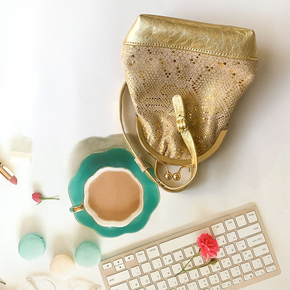 תמונה ממוזערת: Small Gold Kiss Lock Clutch Bag