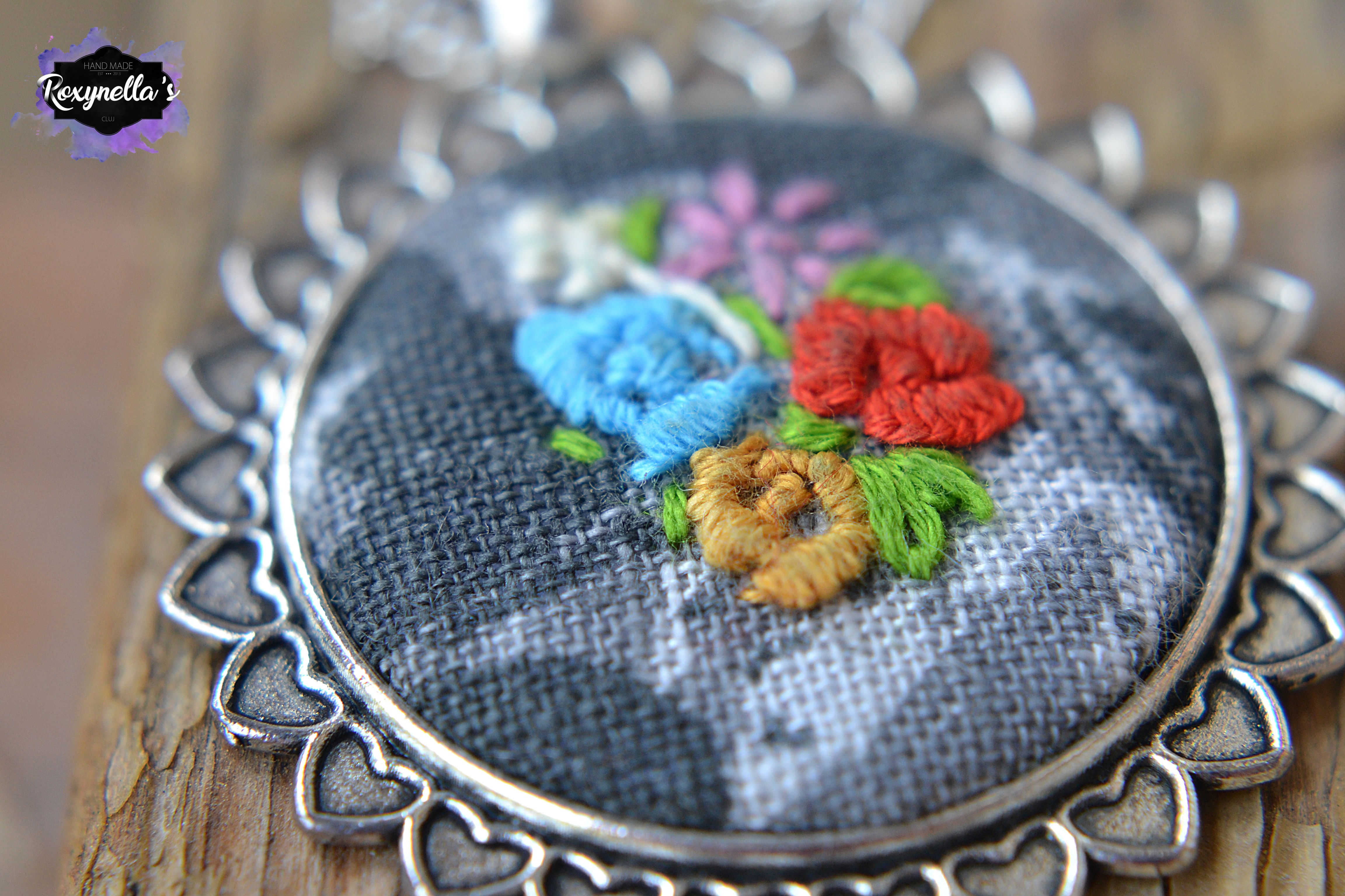 Colier trandafiri brodati