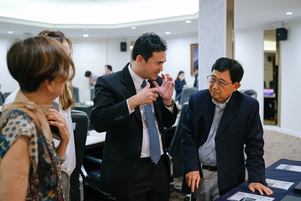 Mr. Sumate Chaisoorayakan (centre), Managing Director of OSS3O, and Mr. Paiboon Jirojku (right), a patient who received a hip reconstruction using Meticuly’s custom made implant
