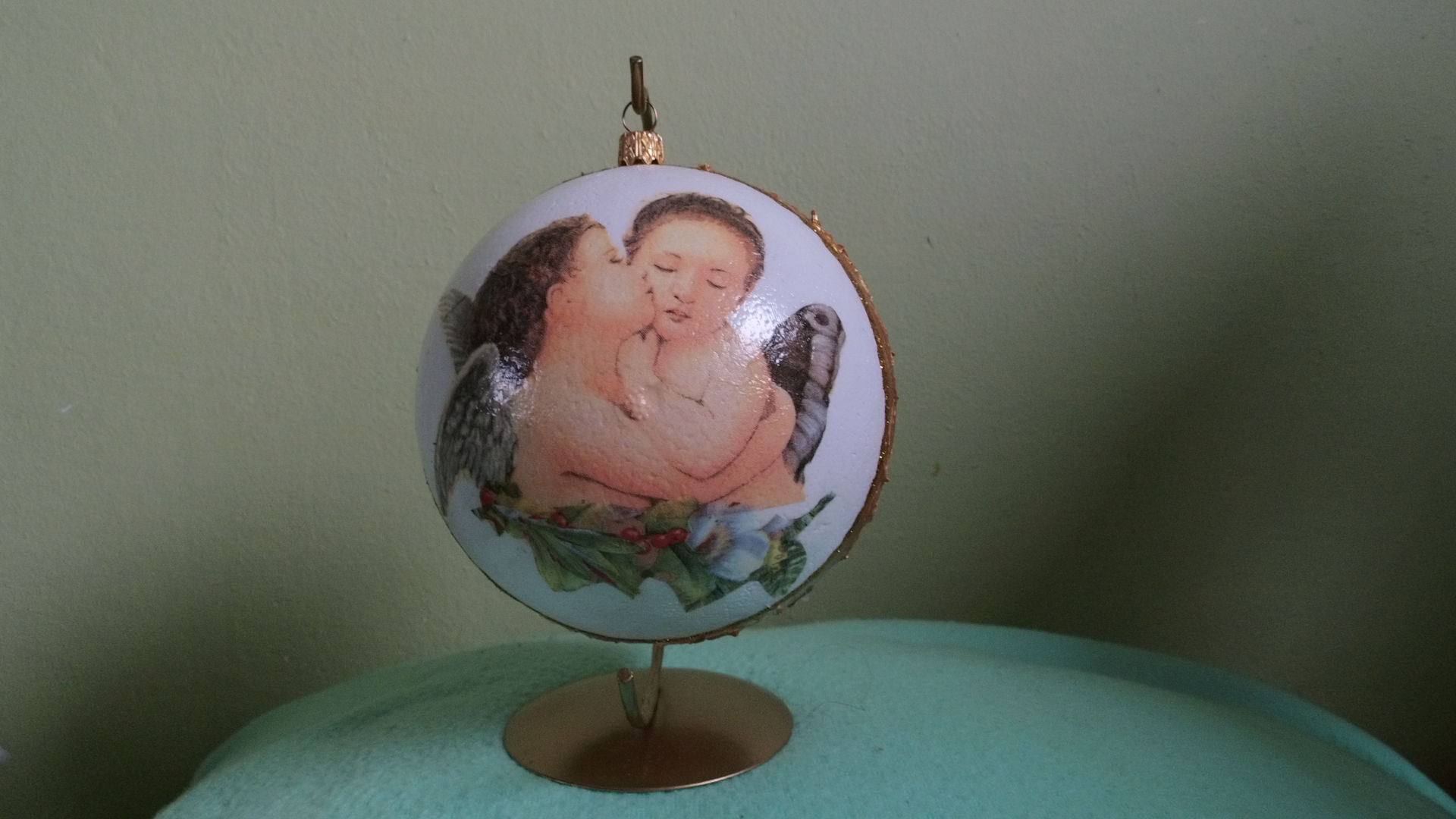 10. Bombka duża  steropianowa z aniołkami