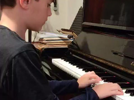 Depoimento do aluno André (parte 4) e pequena apresentação tocando ao piano: