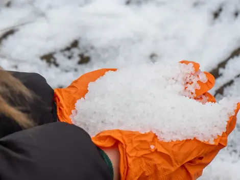 Massive dumping of microplastics on the Galician coast triggers an environmental crisis