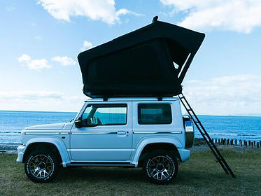 海を背景に展開された車のルーフテント