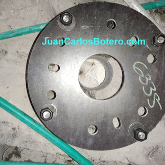 Perforación de la loza del techo para el anclaje de los espárragos que fijarán los flanges o bridas la cual sostendrá el peso y manipulación de la lampara de cirugía.