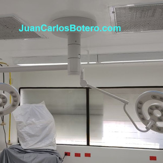 Una vez anclados los flanges o bridas se monta el soporte que sostiene el vástago donde va adherida la lampara de cirugía.