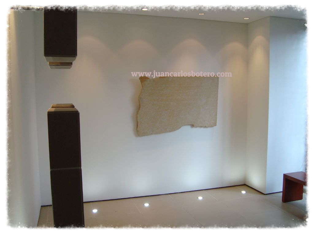 Epígrafe anclada en pared