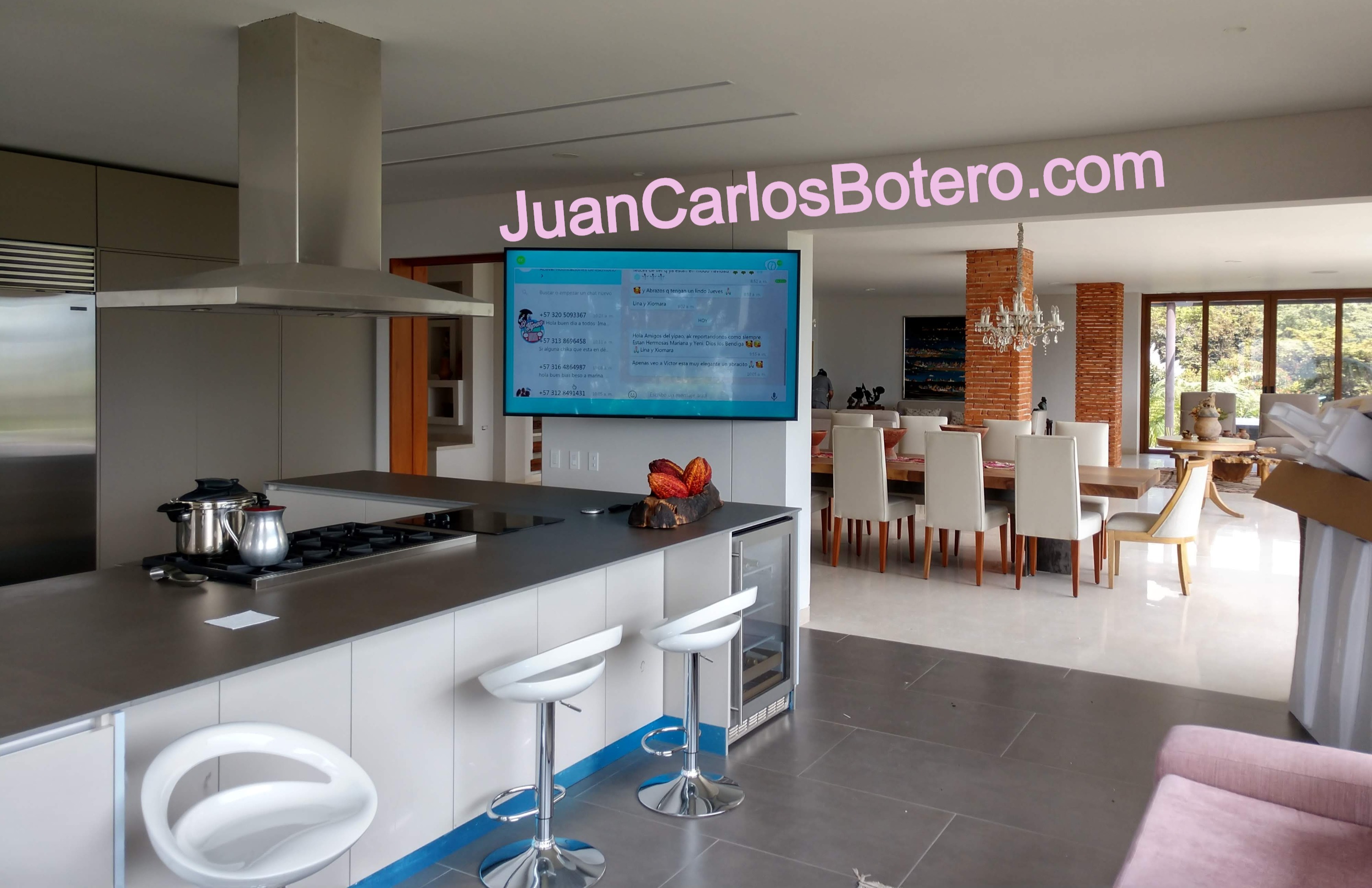 Televisor de 70" en cocina