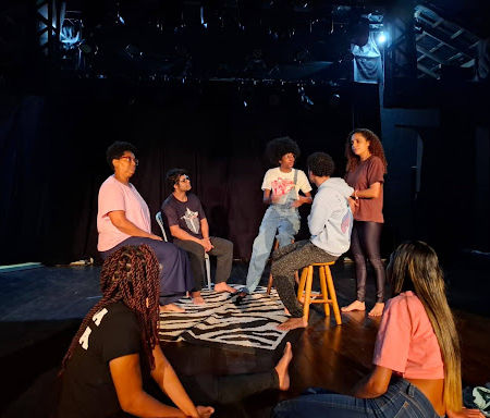 Teatro comunitário reinventa afetos e vira palco de oportunidades na Vila Kennedy