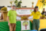 Um homem e uma mulher com uma mão na jaca em um evento sobre a fruta