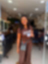 A empresária Helen dos Santos na fachada do salão Terapia dos Cachos; hoje, a marca tem duas unidades em funcionamento no Rio de Janeiro, localizadas em Santa Cruz e no Recreio — Foto: Acervo Pessoal