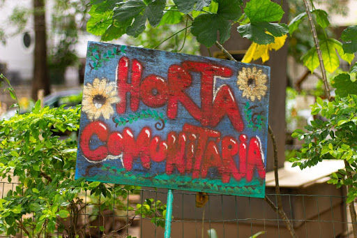 Placa da horta comunitária do Bairro Peixoto, na Praça Edmundo Bittencourt - Foto: Lívia Maria Oliveira