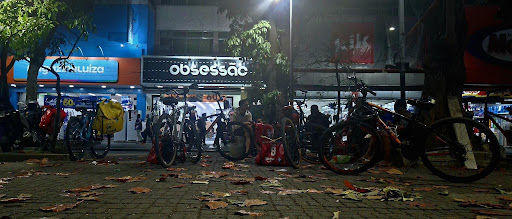 Praça das Nações, em Bonsucesso, ocupada pelos trabalhadores e suas ferramentas de trabalho, bicicletas e mochilas - Foto: Júlio César Mariano