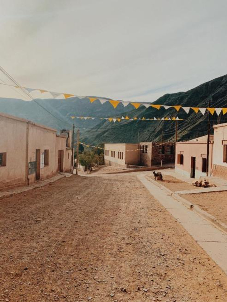 Rua vazia com bandeirolas amarelas e brancas do povoado de Purmama, Jujuy - Argentina