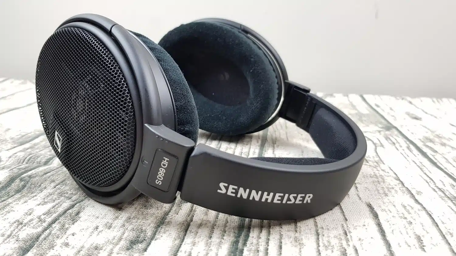 Sennheiser-HD660S-display.webp