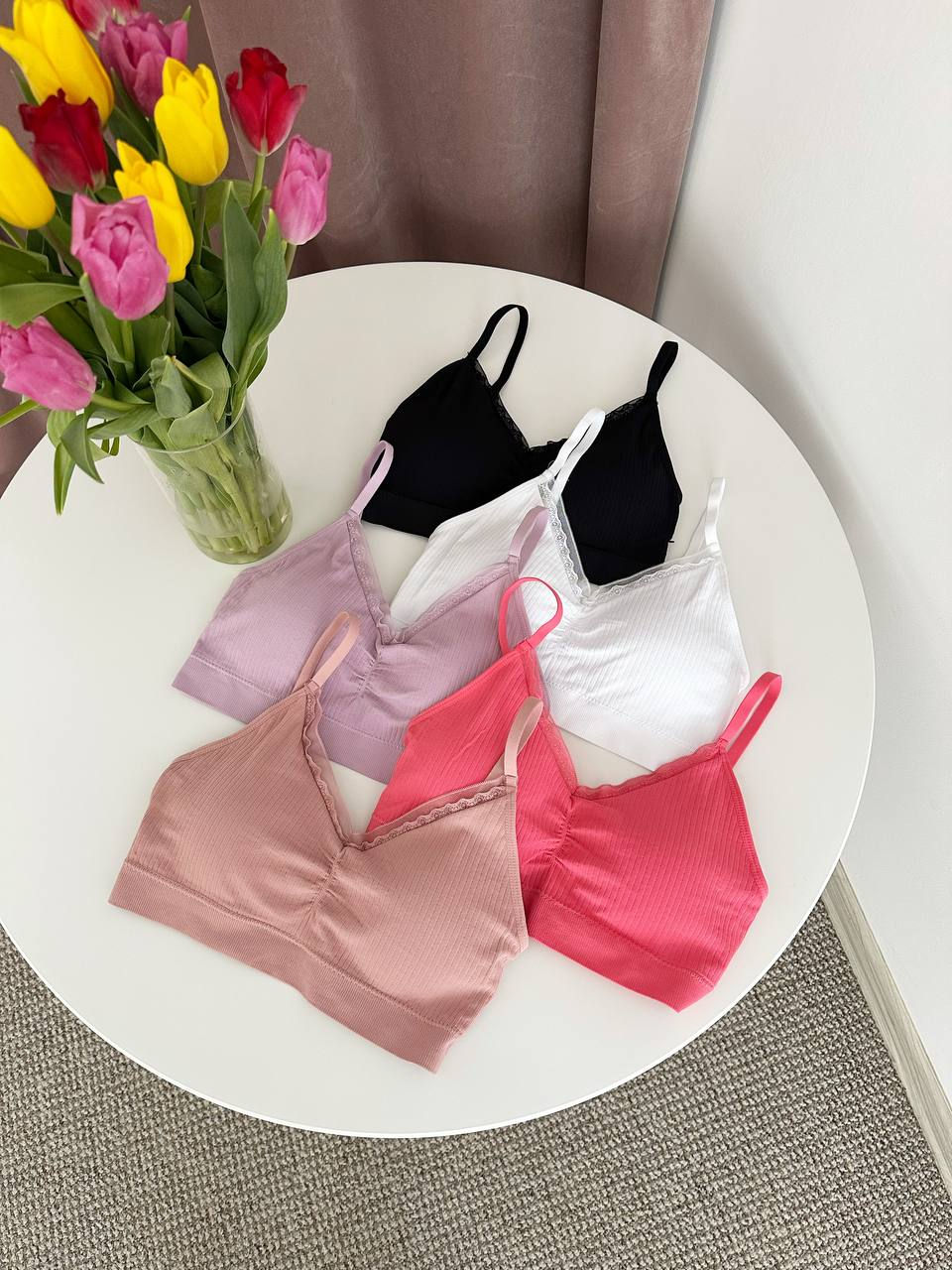 Прев'ю: Топ на тонкій бретелі