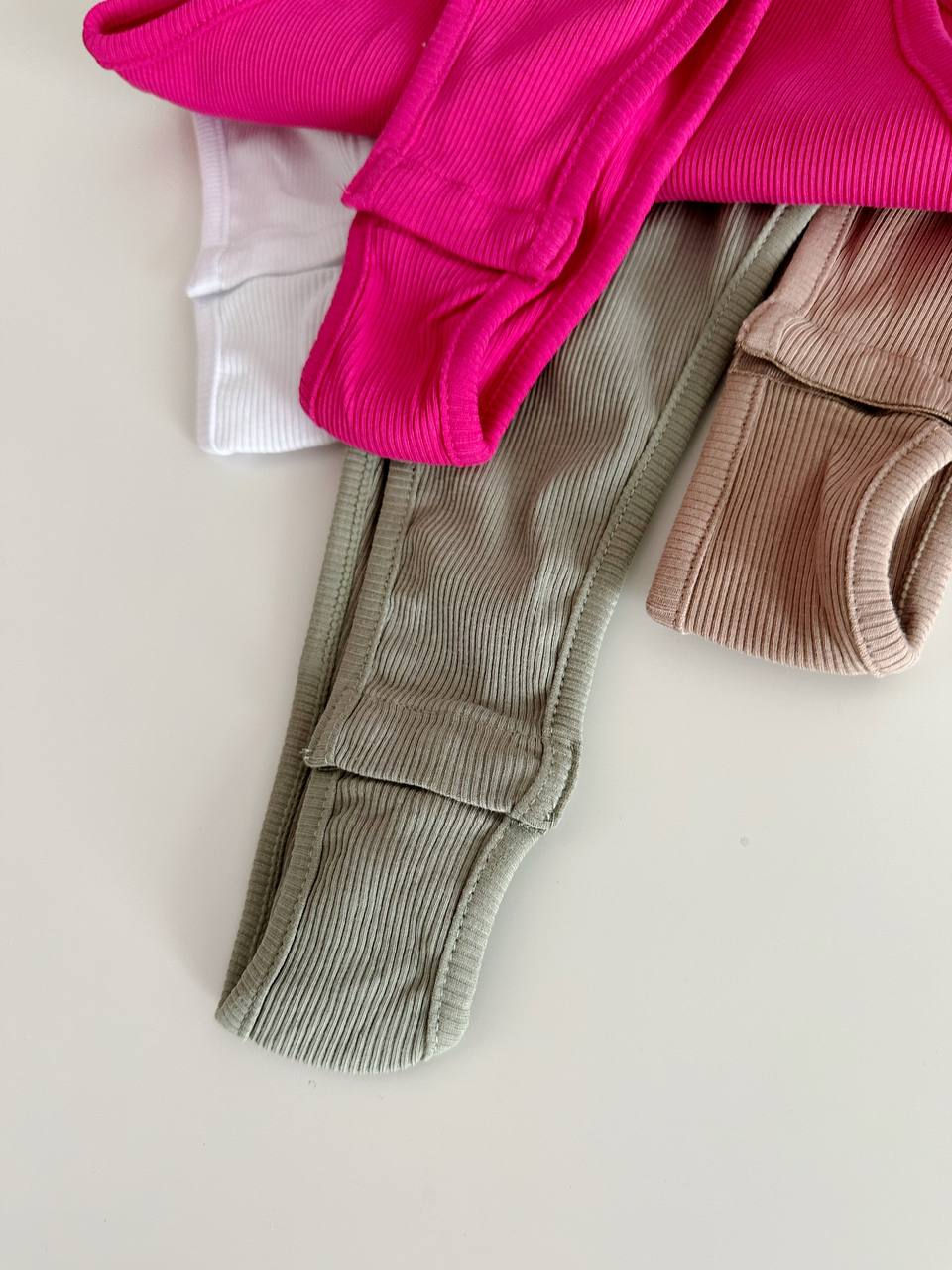 Прев'ю: Бавовняне боді з глибокими вирізами з боків