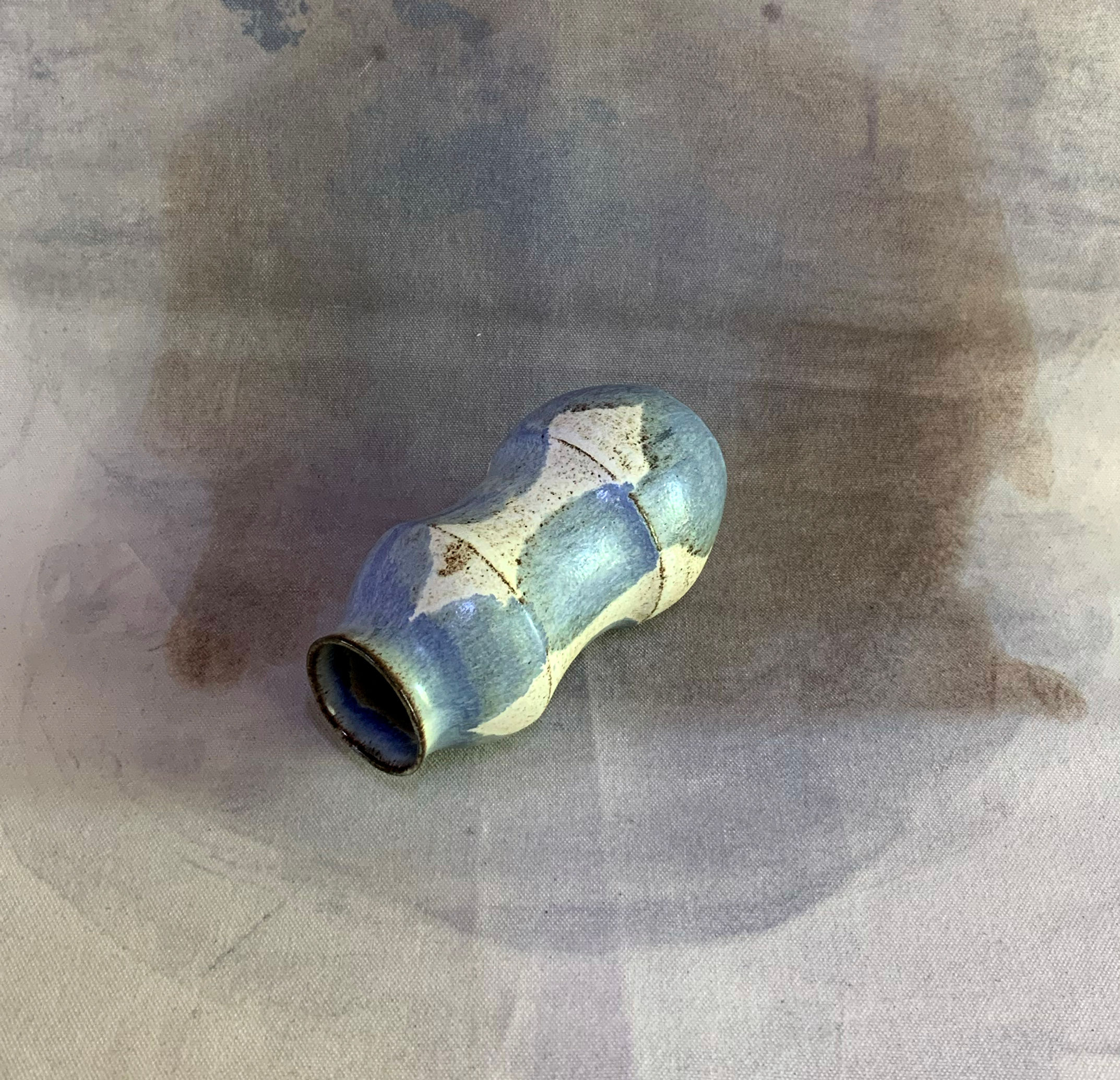 בקבוק קטן כחול לבן