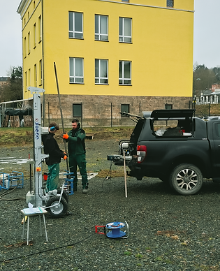 Geotechnische Erkundungsarbeiten mit Fachpersonal auf dem Neubaugrundstück der Vajona Verlag GmbH in Oelsnitz.