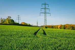 Freileitungstrasse durch eine Landschaft als Infrastrukturprojekt im Rahmen der Umweltverträglichkeitsprüfung und Landschaftsplanung.